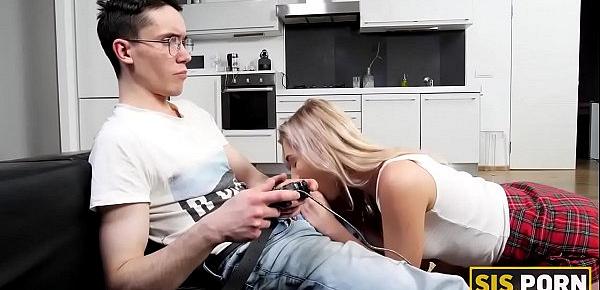  SIS.PORN. Girl can see stepbrother wont deny humping and brazenly makes pass at gamer